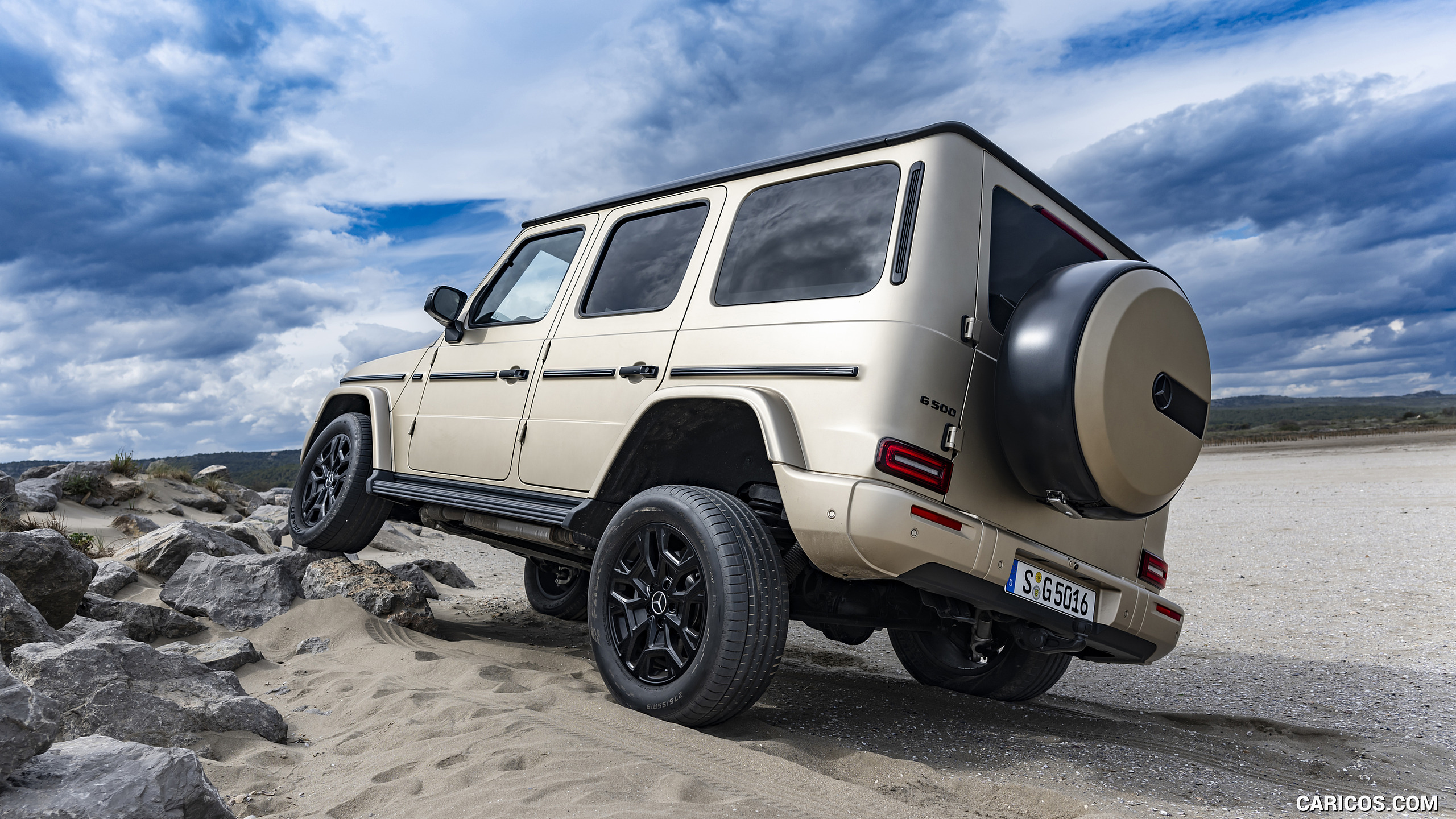 2025 Mercedes-Benz G 550 (Color: MANUFAKTUR Kalahari Gold Magno) - Rear Three-Quarter, #117 of 135