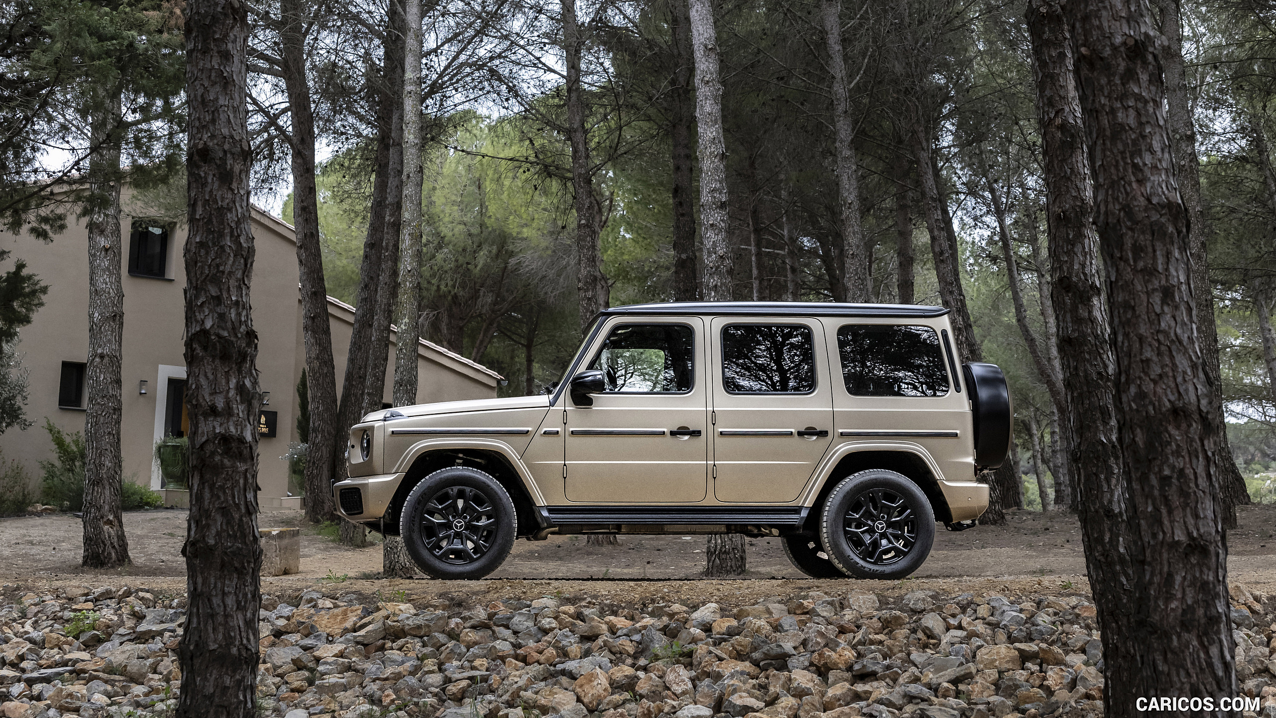 2025 Mercedes-Benz G 550 (Color: MANUFAKTUR Kalahari Gold Magno) - Side, #100 of 135