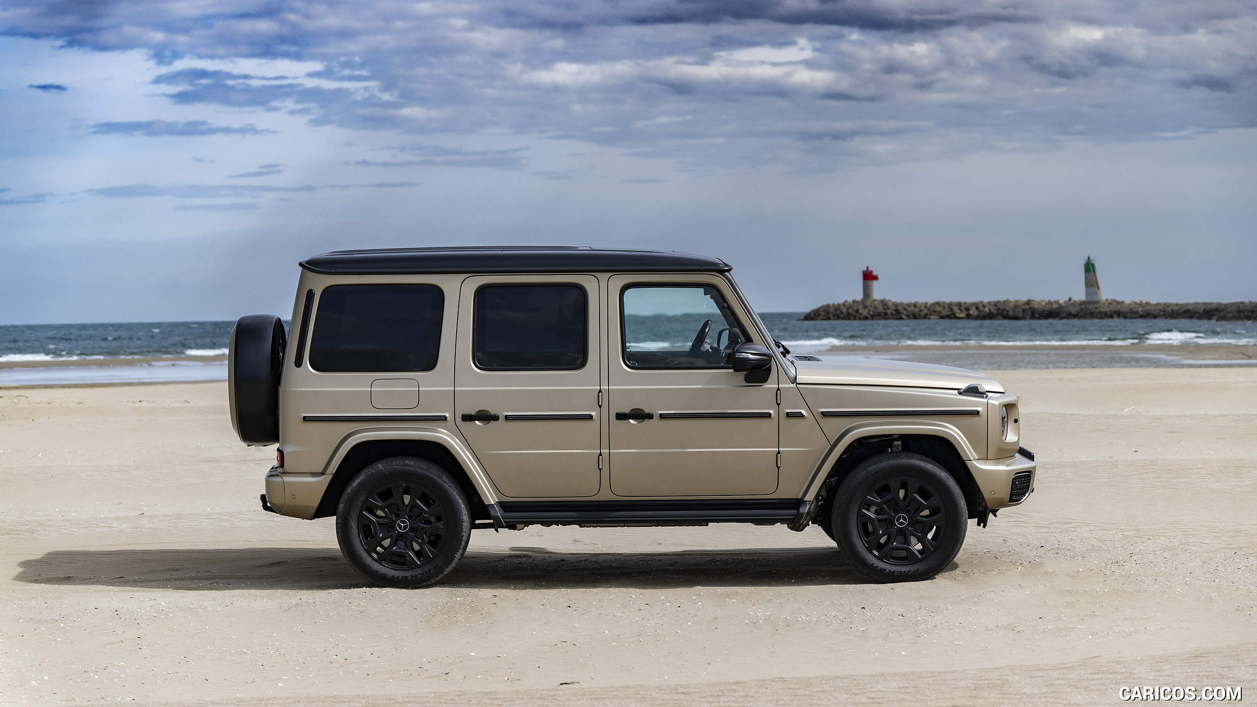 2025 Mercedes-Benz G 550 (Color: MANUFAKTUR Kalahari Gold Magno) - Side, #106 of 135