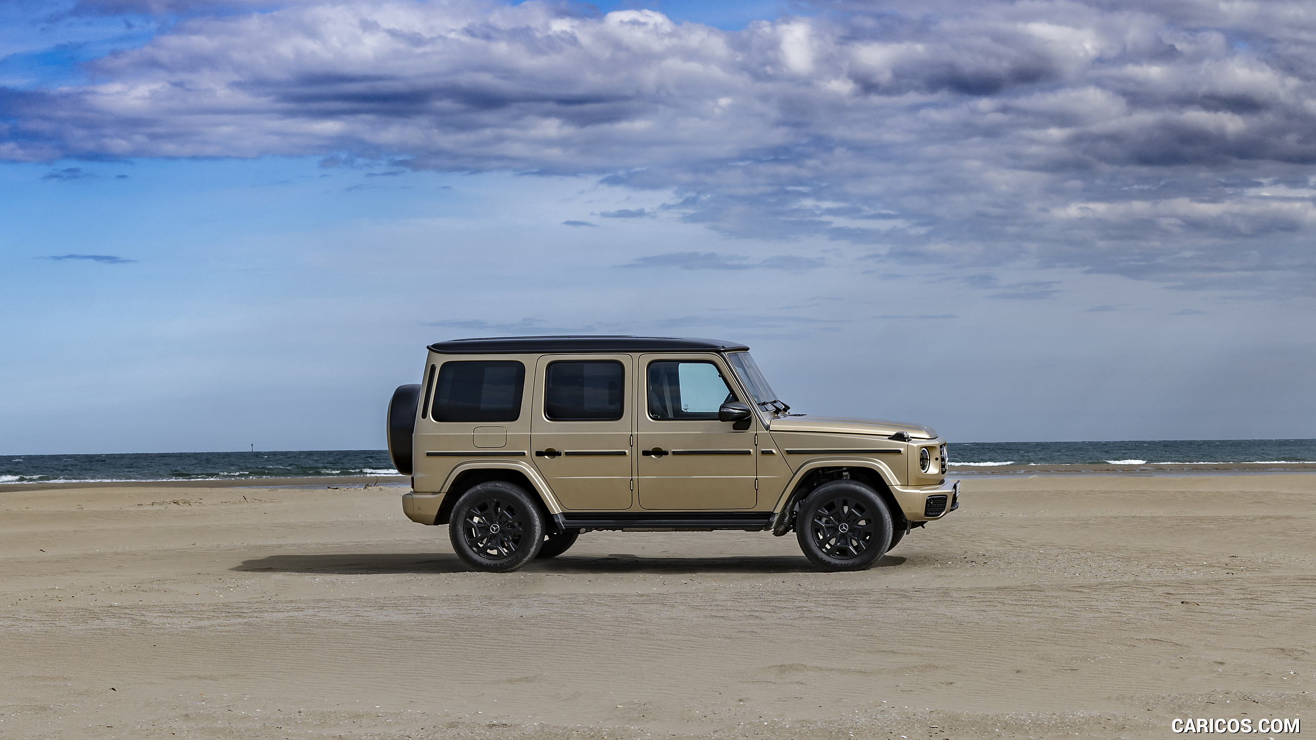 2025 Mercedes-Benz G 550 (Color: MANUFAKTUR Kalahari Gold Magno) - Side, #107 of 135