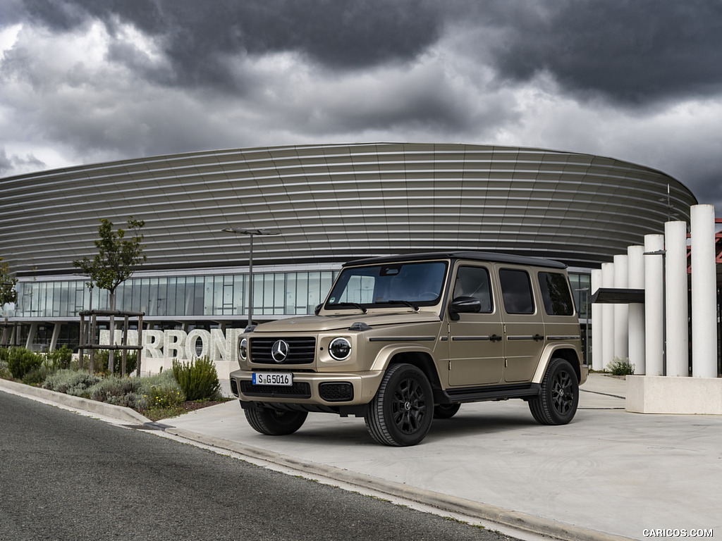 2025 Mercedes-Benz G 550 (Color: MANUFAKTUR Kalahari Gold Magno) - Front Three-Quarter