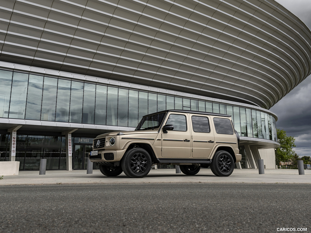 2025 Mercedes-Benz G 550 (Color: MANUFAKTUR Kalahari Gold Magno) - Front Three-Quarter