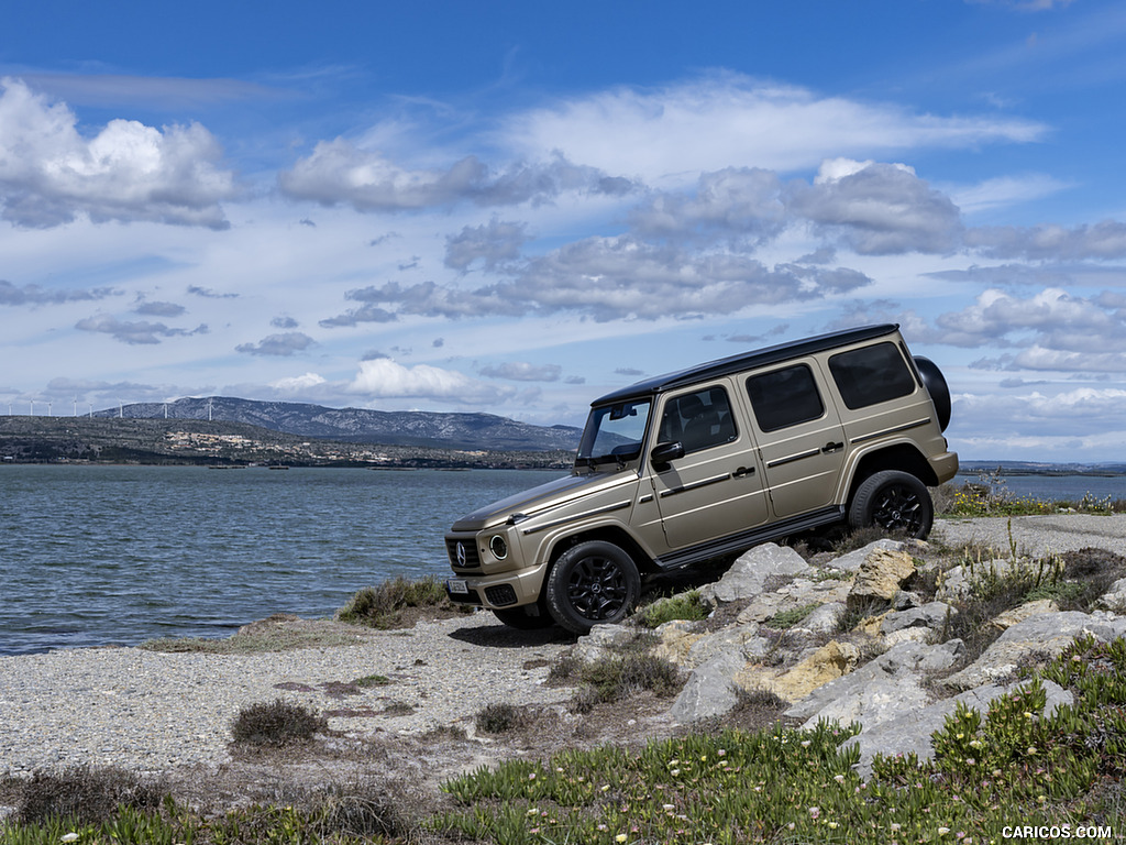 2025 Mercedes-Benz G 550 (Color: MANUFAKTUR Kalahari Gold Magno) - Front Three-Quarter