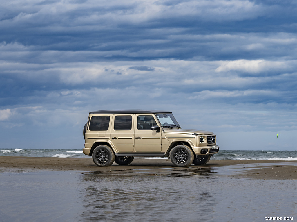 2025 Mercedes-Benz G 550 (Color: MANUFAKTUR Kalahari Gold Magno) - Front Three-Quarter