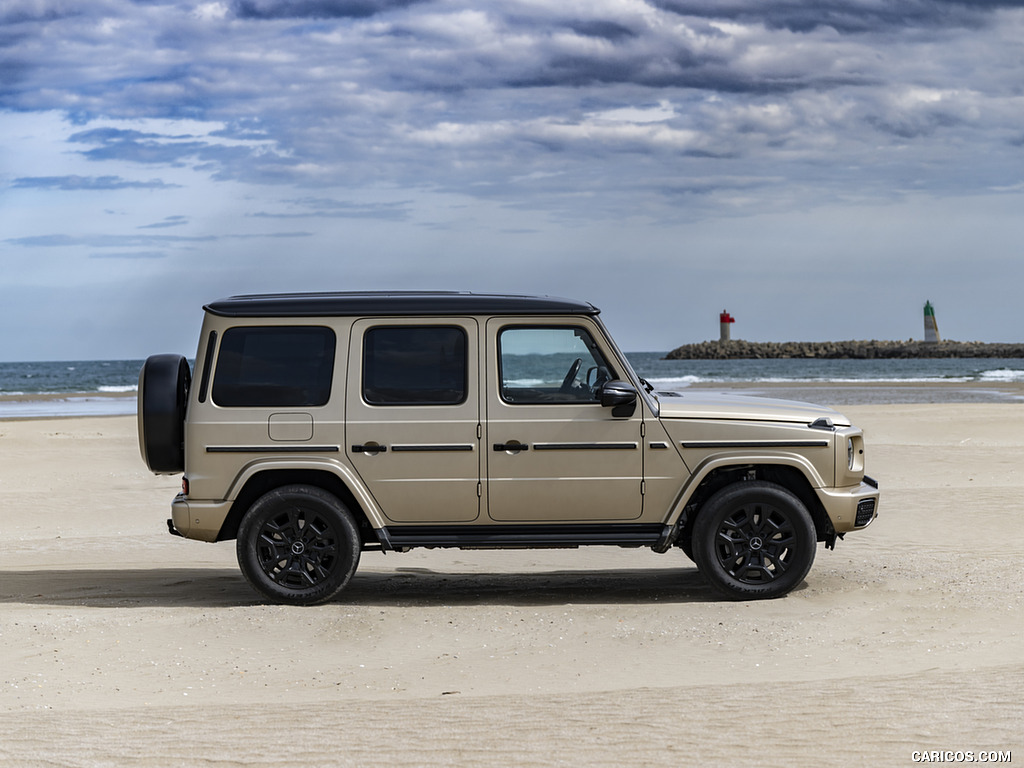 2025 Mercedes-Benz G 550 (Color: MANUFAKTUR Kalahari Gold Magno) - Side