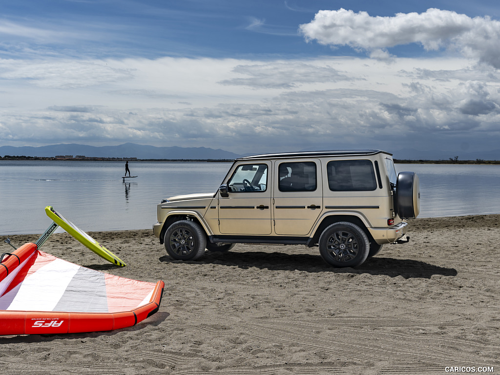 2025 Mercedes-Benz G 550 (Color: MANUFAKTUR Kalahari Gold Magno) - Side