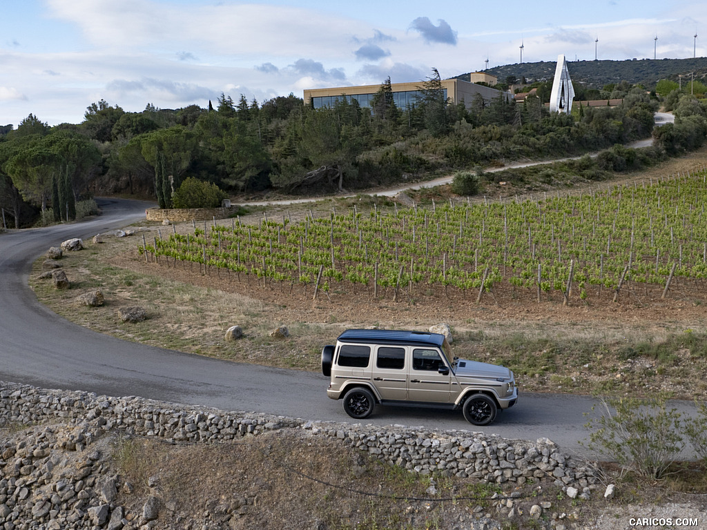 2025 Mercedes-Benz G 550 (Color: MANUFAKTUR Kalahari Gold Magno)