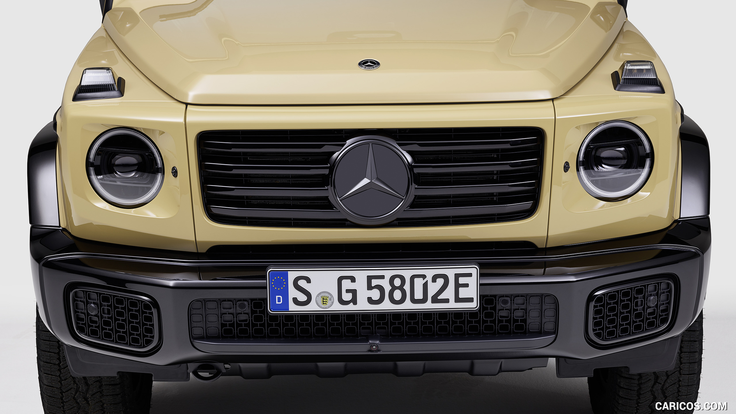 2025 Mercedes-Benz G 580 Electric with EQ Technology (Color: MANUFAKTUR Desert Sand Non-Metallic) - Front, #62 of 107