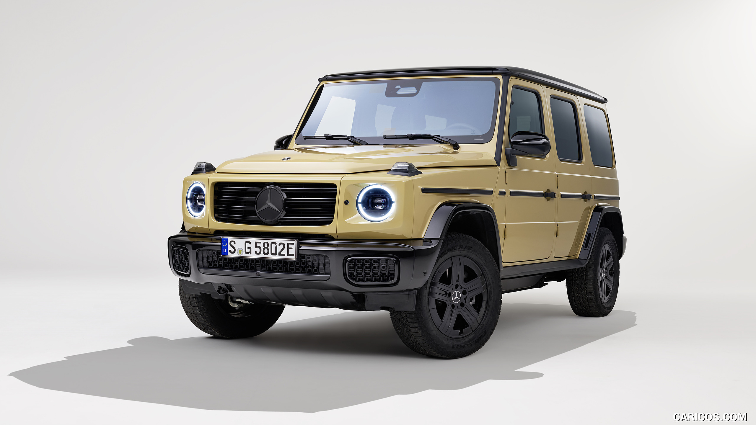 2025 Mercedes-Benz G 580 Electric with EQ Technology (Color: MANUFAKTUR Desert Sand Non-Metallic) - Front Three-Quarter, #58 of 227