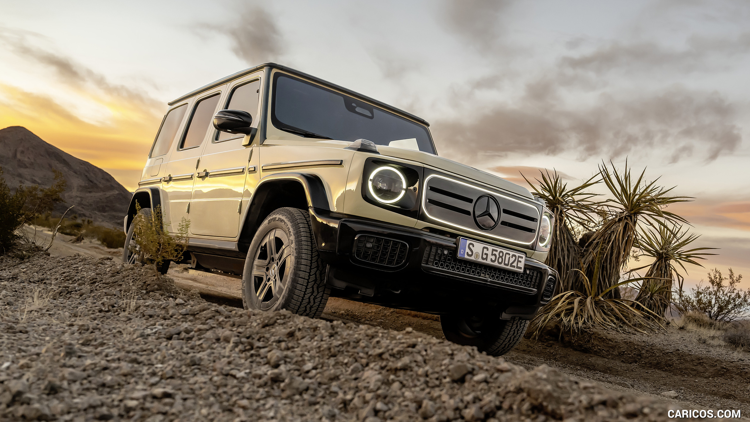 2025 Mercedes-Benz G 580 Electric with EQ Technology (Color: MANUFAKTUR Desert Sand Non-Metallic) - Off-Road, #38 of 107