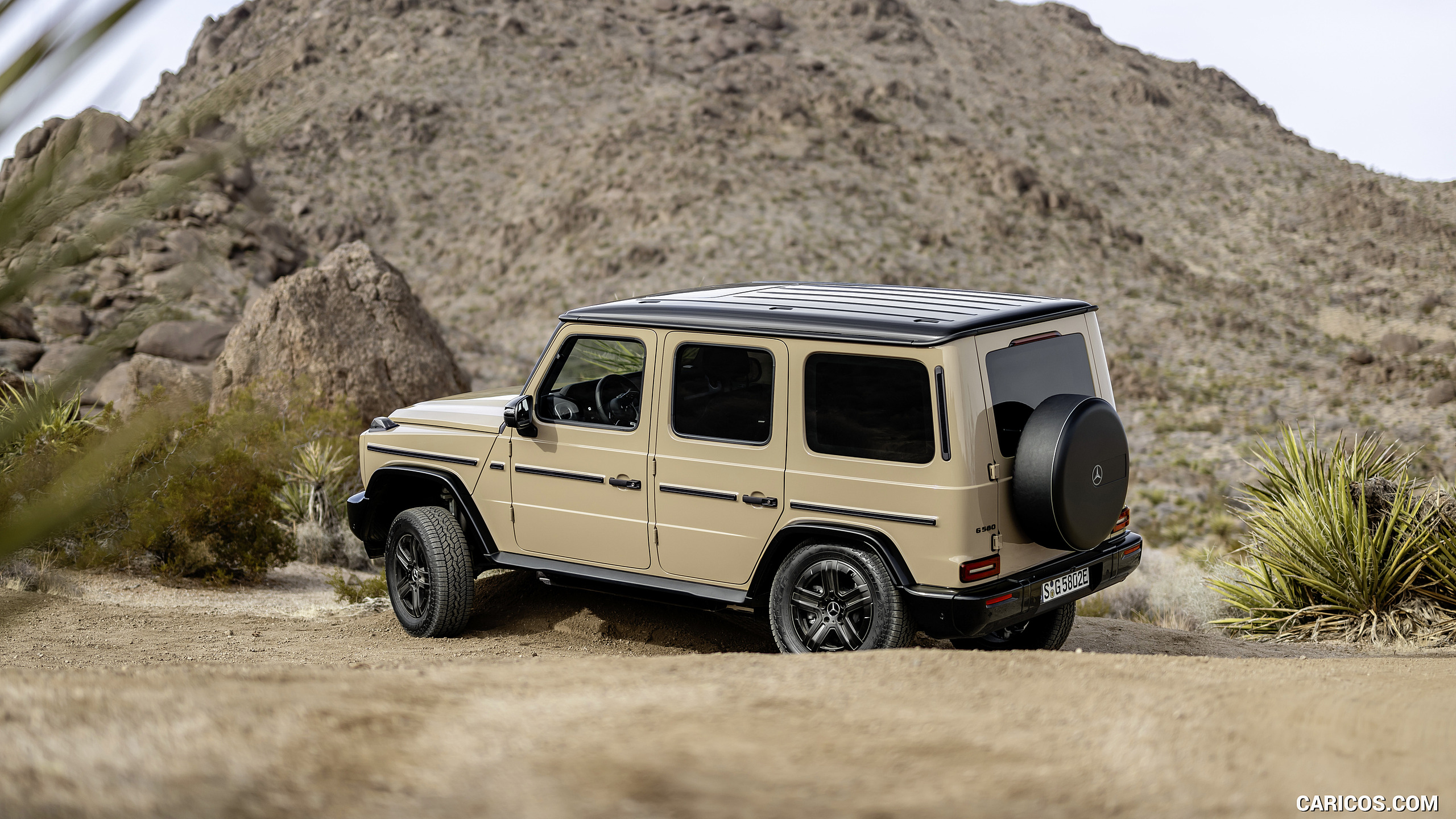 2025 Mercedes-Benz G 580 Electric with EQ Technology (Color: MANUFAKTUR Desert Sand Non-Metallic) - Off-Road, #40 of 107
