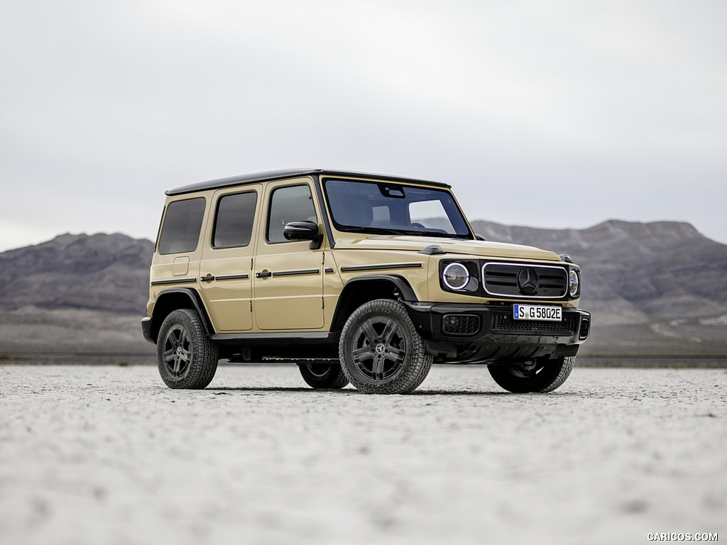 2025 Mercedes-Benz G 580 Electric with EQ Technology (Color: MANUFAKTUR Desert Sand Non-Metallic) - Front Three-Quarter