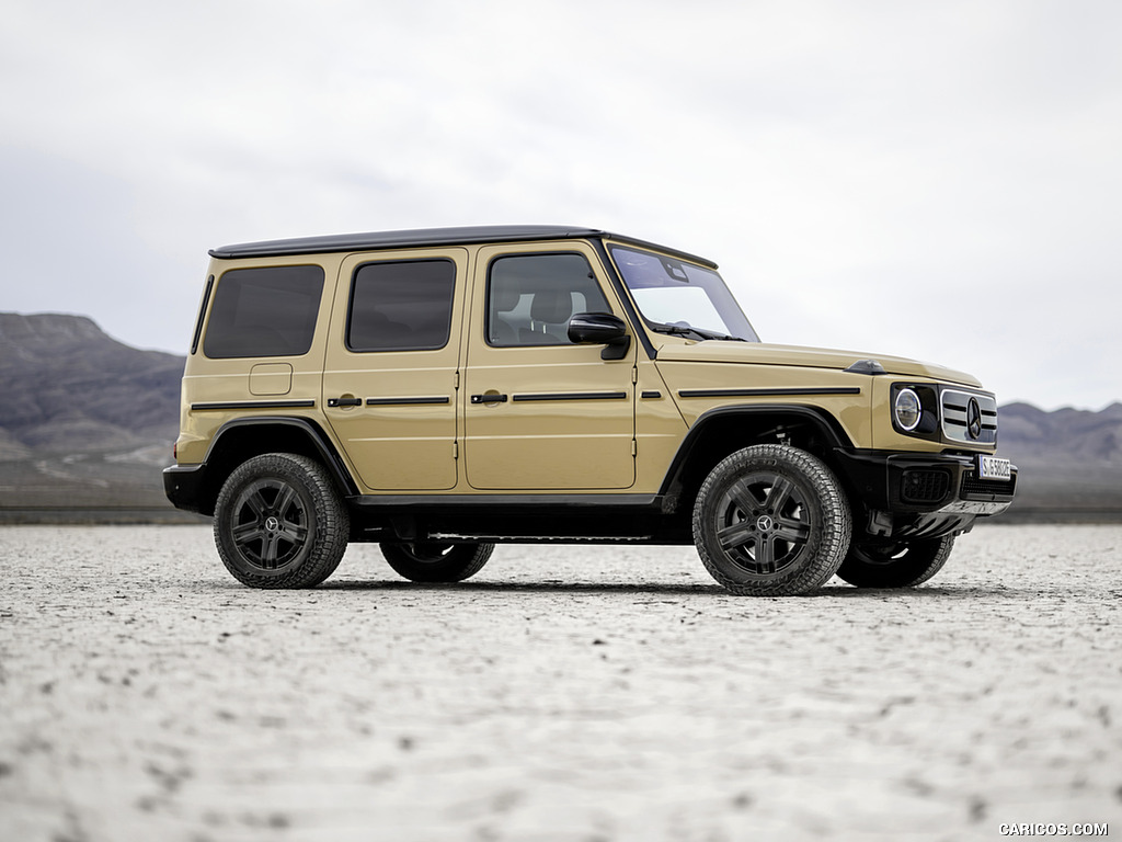 2025 Mercedes-Benz G 580 Electric with EQ Technology (Color: MANUFAKTUR Desert Sand Non-Metallic) - Front Three-Quarter