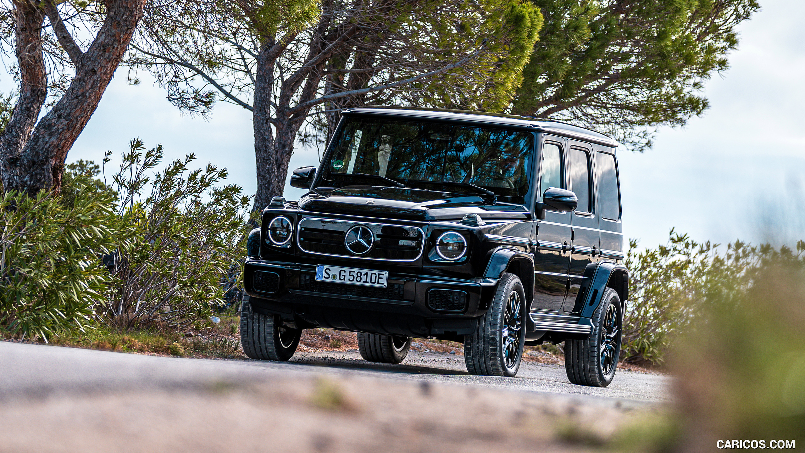 2025 Mercedes-Benz G 580 with EQ Technology (Color: Obsidian Black Metallic) - Front, #117 of 227