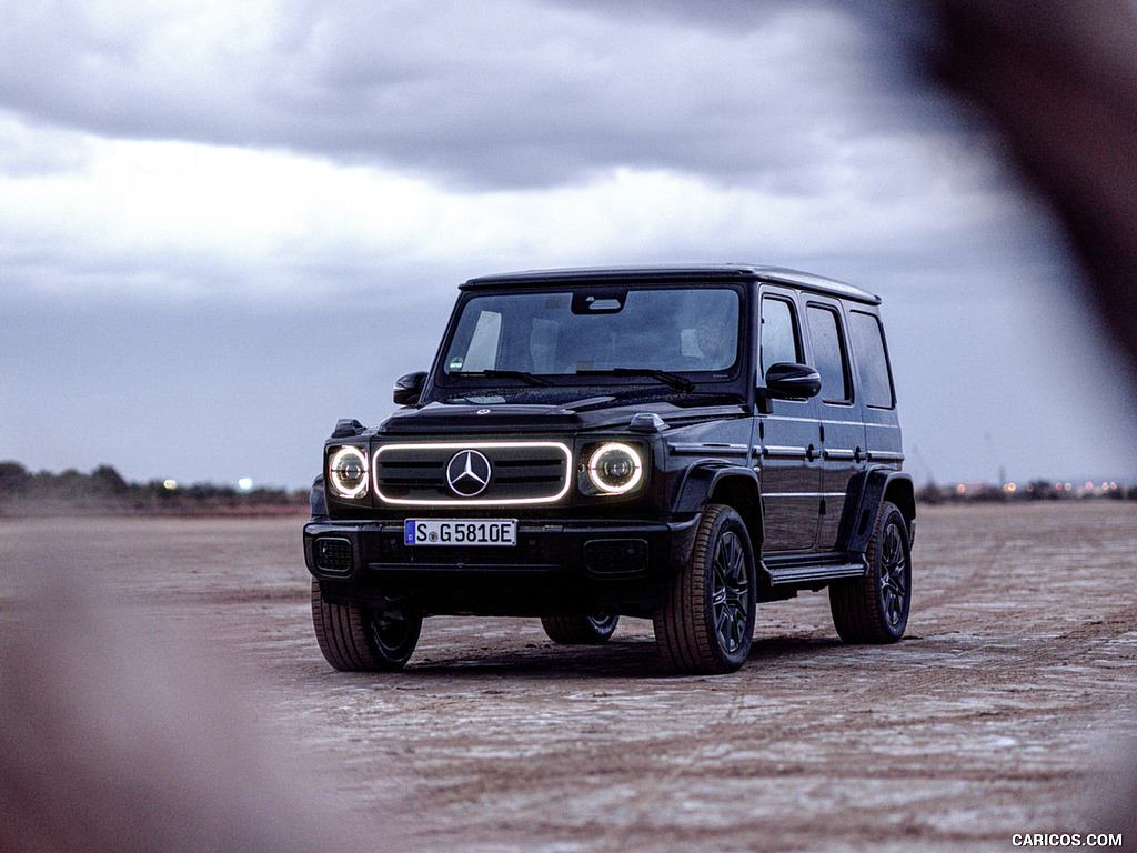 2025 Mercedes-Benz G 580 with EQ Technology (Color: Obsidian Black Metallic) - Front Three-Quarter