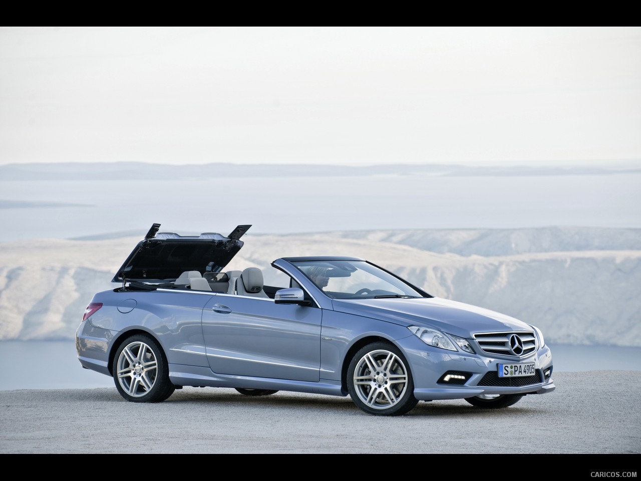 Mercedes-Benz E-Class Cabriolet - Top In Action - 