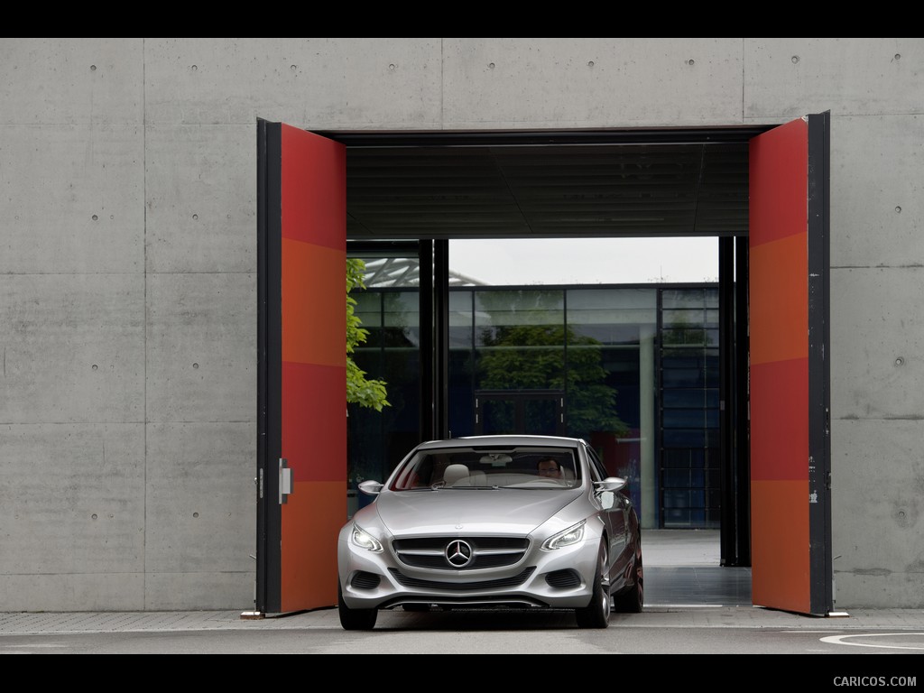 Mercedes-Benz F800 Style Concept (2010)  - Front Angle 