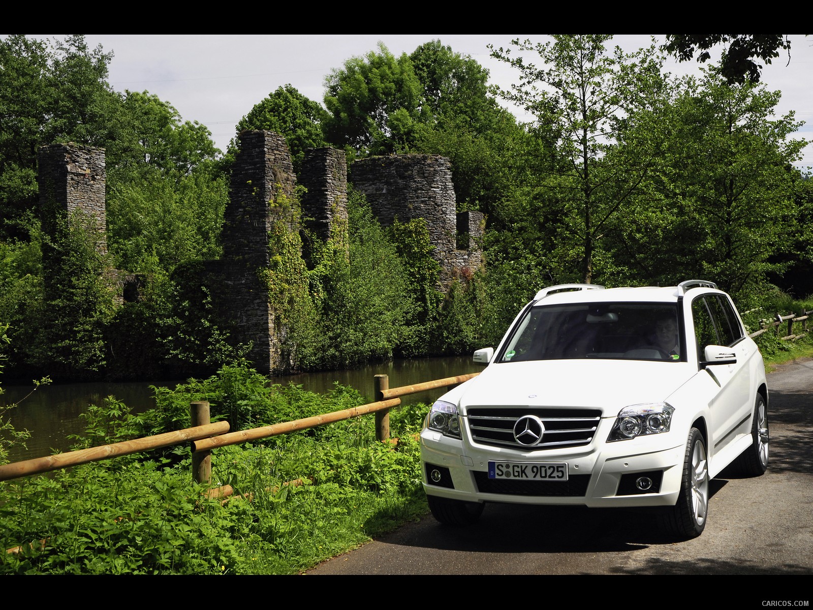 Mercedes-Benz GLK-Class  - Front Angle , #18 of 351