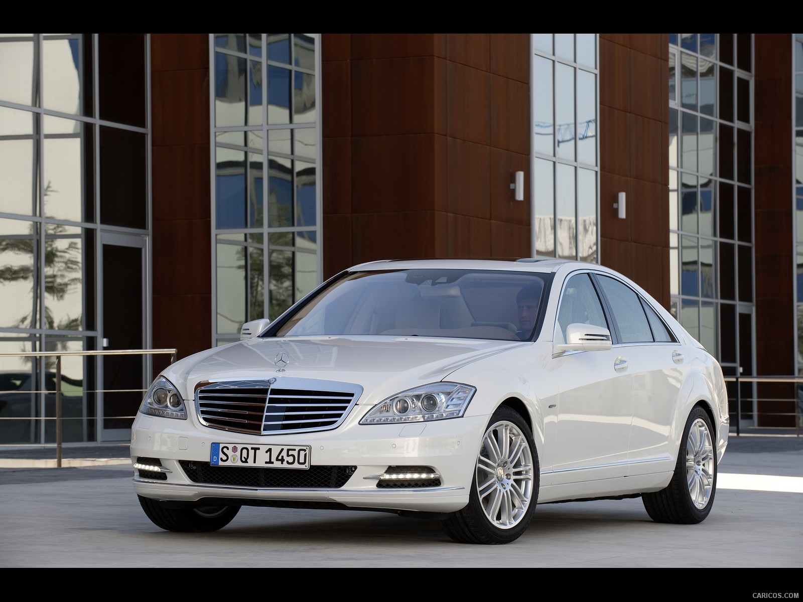 Mercedes-Benz S400 BlueHyrbid  - Front Angle , #10 of 61