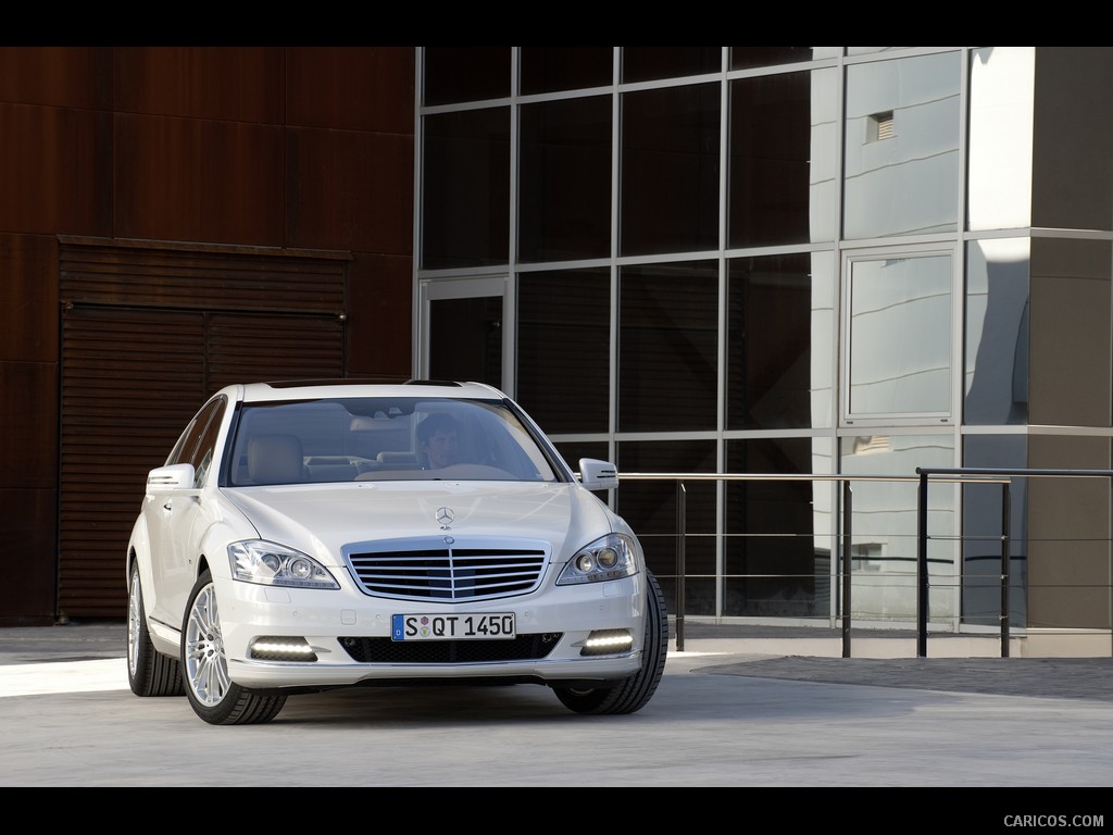 Mercedes-Benz S400 BlueHyrbid  - Front Angle 