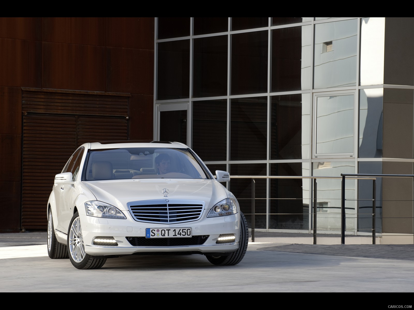 Mercedes-Benz S400 BlueHyrbid  - Front Angle , #13 of 61