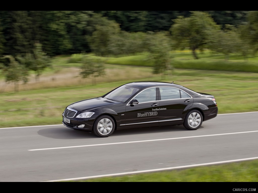 Mercedes-Benz S400 BlueHyrbid  - Front Left Quarter 