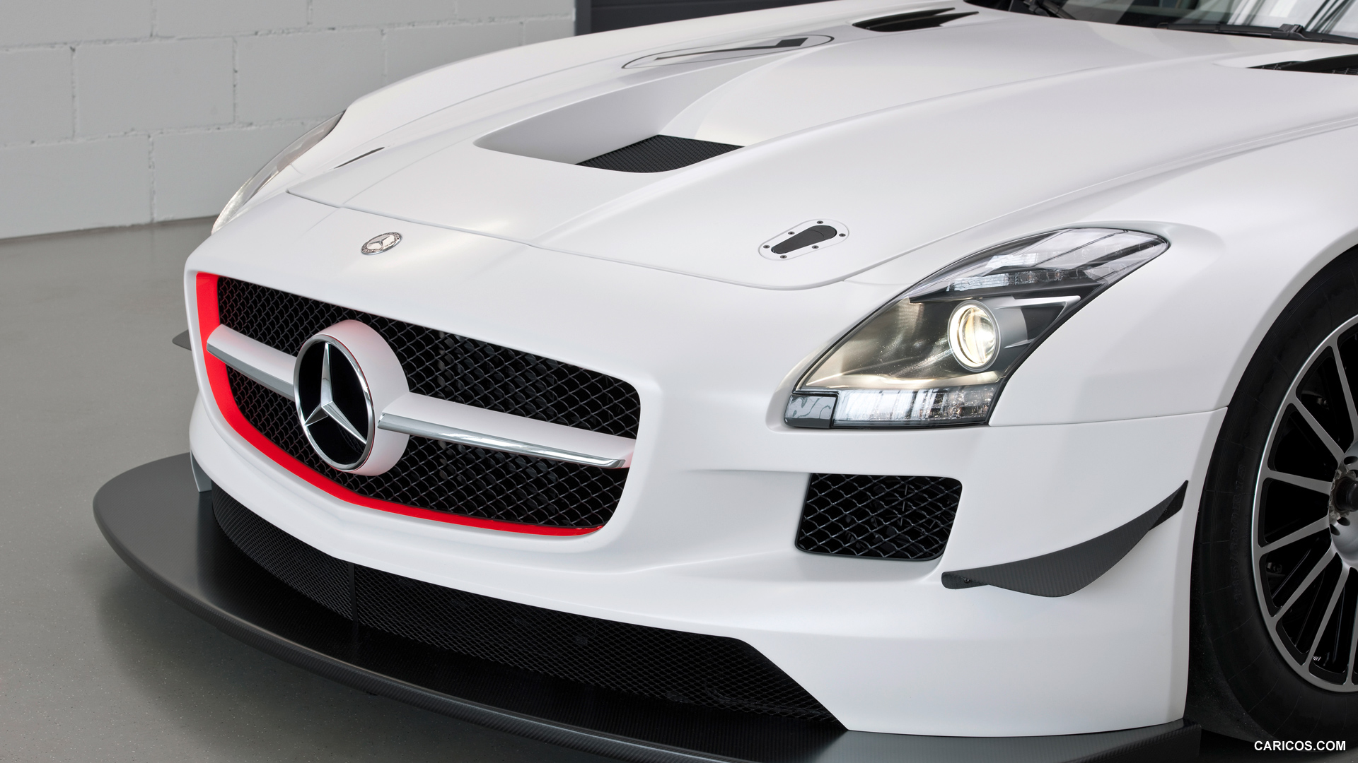 Mercedes-Benz SLS AMG GT3  - Front Angle View Photo, #19 of 30
