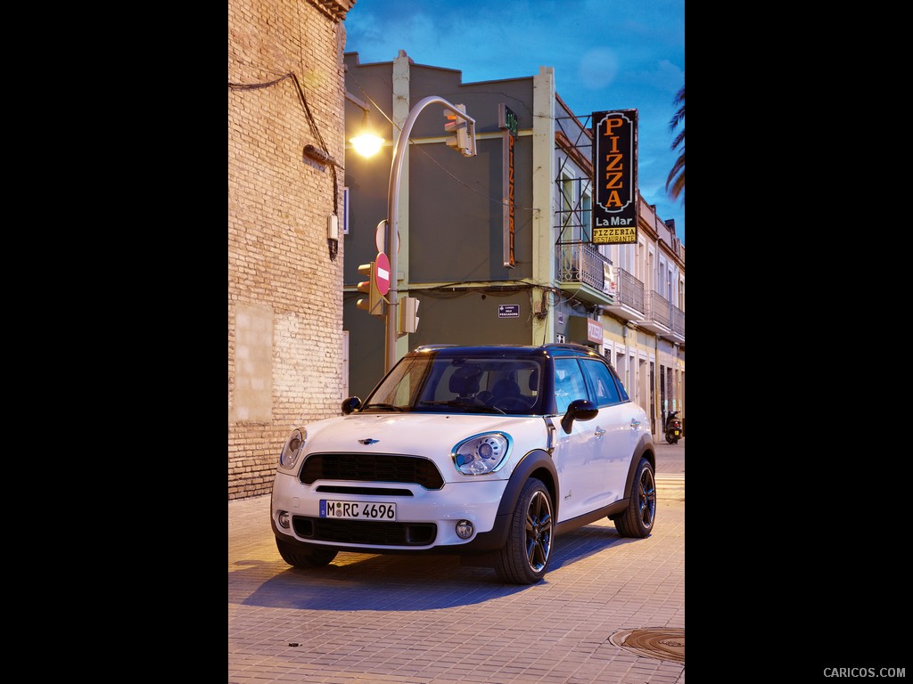 Mini Countryman (2011)  - Front Angle 